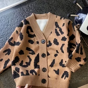 Maglieria cardigan in maglia con stampa leopardata con scollo a V caldo addensato in velluto autunno e inverno per bambini 1
