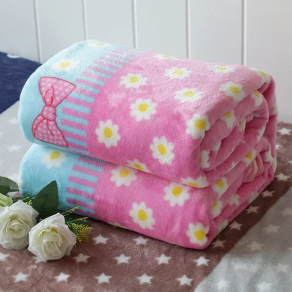 Comode coperte di velluto. Le coperte in morbido velluto sono utilizzate in camera da letto, soggiorno e divano in inverno 6