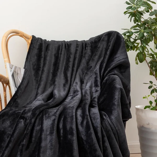 La coperta in tinta unita da 1 pezzo è realizzata in fibra di poliestere al 100%, morbida, comoda e delicata sulla pelle. 5