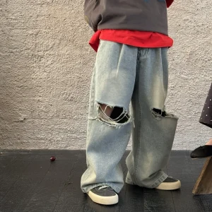 Pantaloni per bambini 2025 Primavera Ragazzi Pantaloni coreani in denim strappato a gamba dritta Pantaloni casual larghi a gamba larga per bambini 1