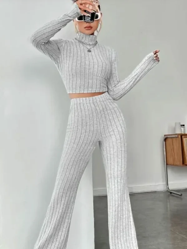 T-shirt ombelico con colletto alla coreana e pantaloni a tromba 3