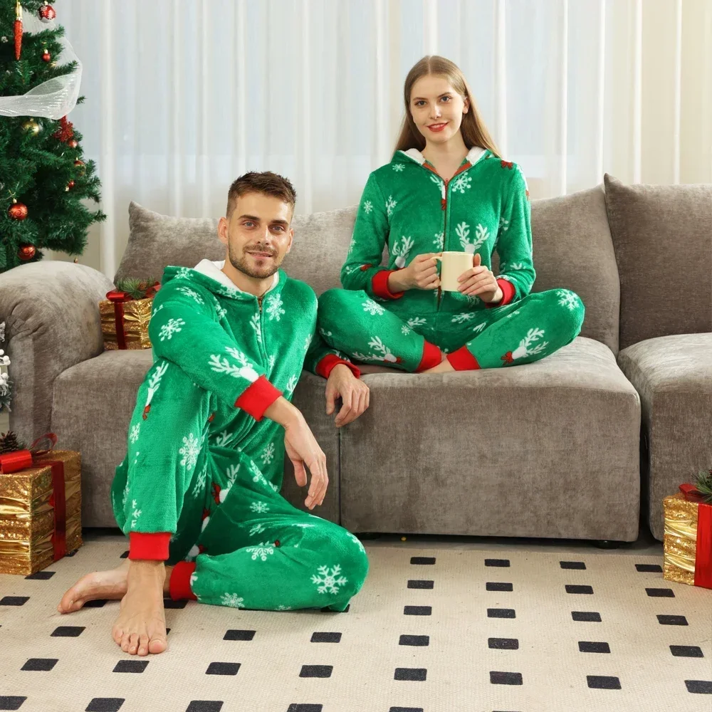 2025 Nuovo vestito coordinato natalizio pagliaccetto per uomo donna bambino pigiama di flanella verde di lusso set morbido vestiti caldi pigiama look natalizio 2