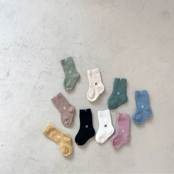 1 paio di calzini per bambini coreano semplicità tinta unita lettera R calzino corto per bambino ragazzo ragazza primavera estate calzino in cotone per bambini 4