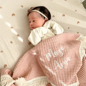 Coperta personalizzata con bordo con frange in cotone waffle di nuovo stile Nome personalizzato Coperta per asciugamano da bagno per bambini Coperta per divano con mantello da ufficio 1
