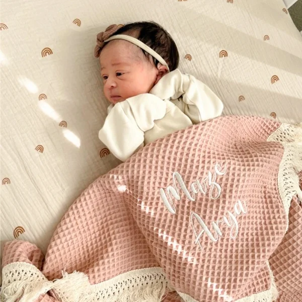 Coperta personalizzata con bordo con frange in cotone waffle di nuovo stile Nome personalizzato Coperta per asciugamano da bagno per bambini Coperta per divano con mantello da ufficio 1
