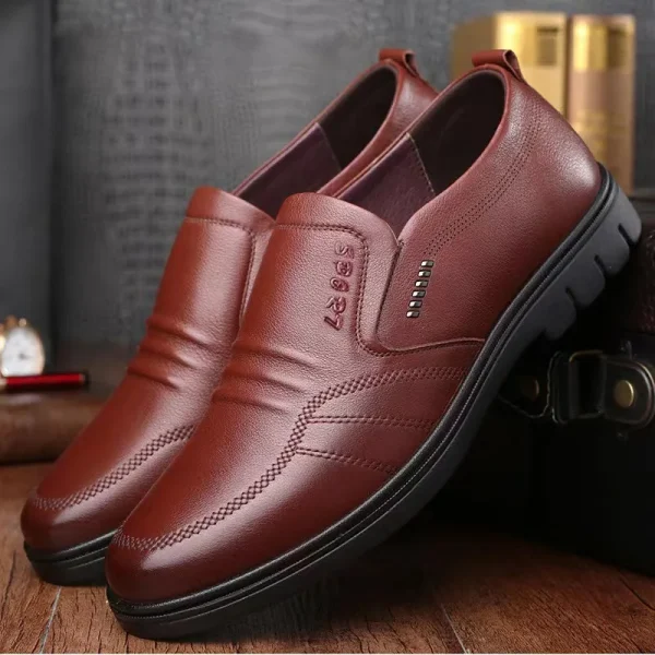 Scarpe in pelle da uomo nuove nere Scarpe antiscivolo e respiro con fondo morbido da uomo Abito da lavoro casual Zapatos di lusso leggero piatto 2