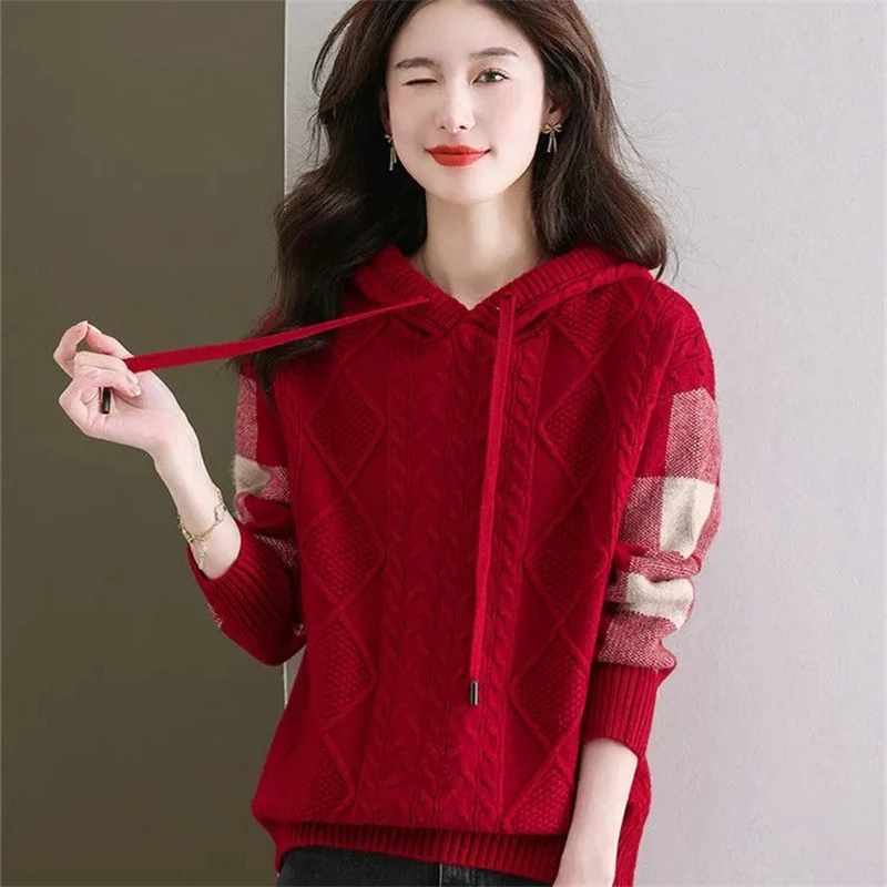 Maglione pullover da donna 2025 Nuovo autunno inverno Riduzione dell'età Maglione femminile versatile con cappuccio Indossa una camicia sottile da donna che tocca il fondo 2