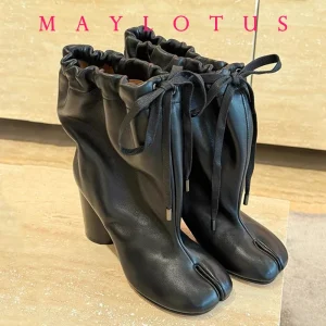 2024 Designer di lusso Scarpe con punta divisa Donna Autunno Inverno Tabi Stivaletti con palloncino per le donne Stivaletti con tacco grosso con lacci di marca 1
