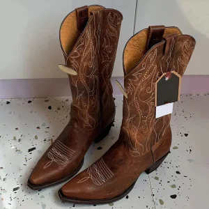 Stivali da donna in vera pelle ricamati stivali da cowboy western al ginocchio tacchi alti stivali moda cavaliere retrò tutto-fiammifero 1