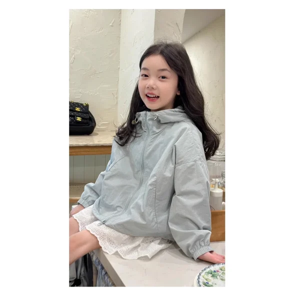 Giacca a vento sottile versione coreana da ragazza Abito primaverile 2025 nuova felpa con cappuccio casual versatile per bambini, giacca di protezione solare 3