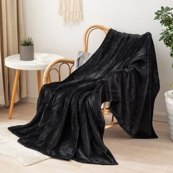 La coperta in tinta unita da 1 pezzo è realizzata in fibra di poliestere al 100%, morbida, comoda e delicata sulla pelle. 6