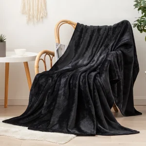 La coperta in tinta unita da 1 pezzo è realizzata in fibra di poliestere al 100%, morbida, comoda e delicata sulla pelle. 1