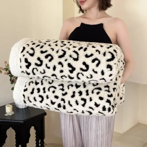 Coperta jacquard americana con stampa leopardata a doppio strato, in lana ultra morbida, in lana d'agnello, calda, non sbiadisce, per divano, piumino per pisolino 1