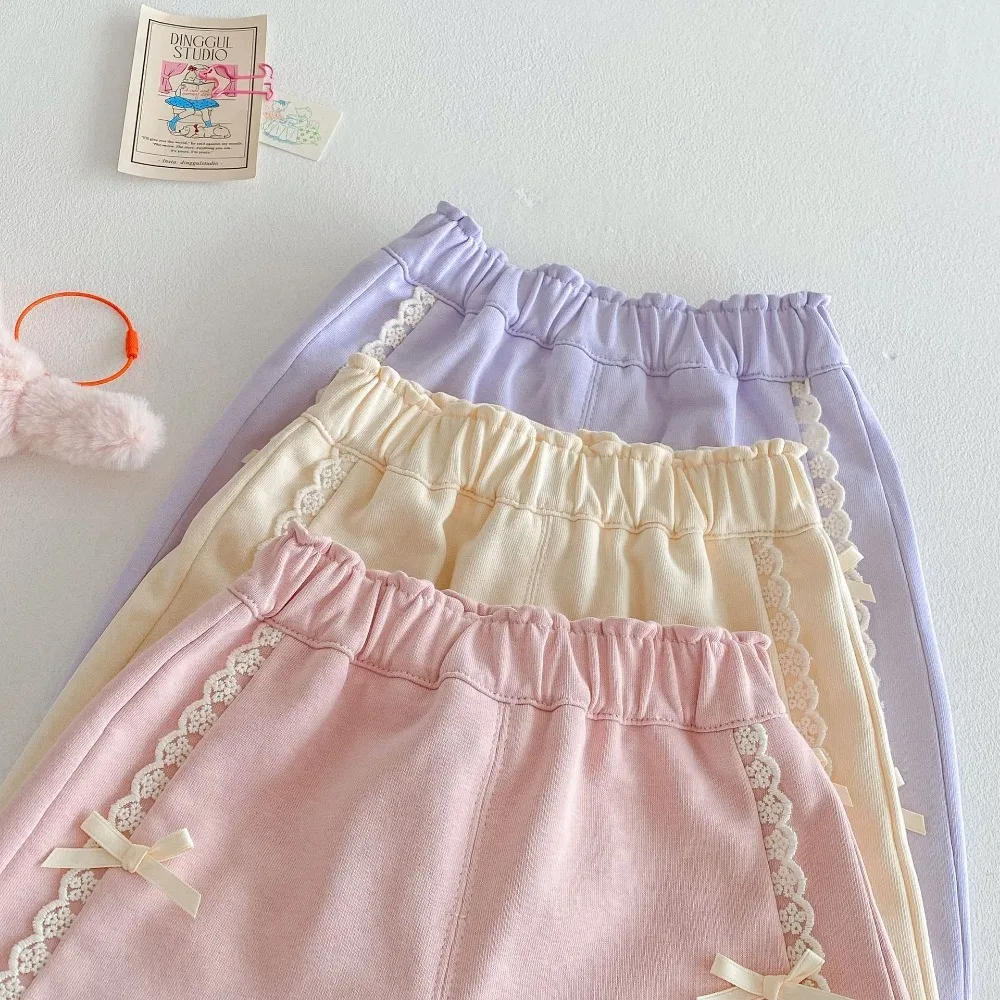 Bear Leader Pantaloni lanterna per ragazze per la primavera 2025 Nuovi vestiti per bambini di età compresa tra 0 e 5 anni Pantaloni in pizzo Pantaloni casual con bordo in pizzo con fiocco per bambini 3