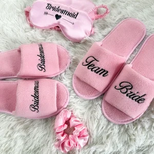 Sposa rosa per damigella d'onore e squadra, scarpe slip-on per la casa degli ospiti della festa nuziale Set di pantofole per feste da sposa, punta aperta con ricamo nero 1