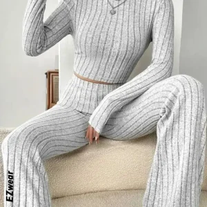 T-shirt ombelico con colletto alla coreana e pantaloni a tromba 1