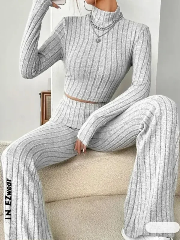 T-shirt ombelico con colletto alla coreana e pantaloni a tromba 1