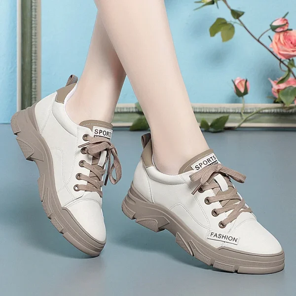 Calzature da trekking per sneaker in morbida pelle antiscivolo da donna primaverili Nuove scarpe sportive da skateboard per il tempo libero con lacci con suola spessa 2