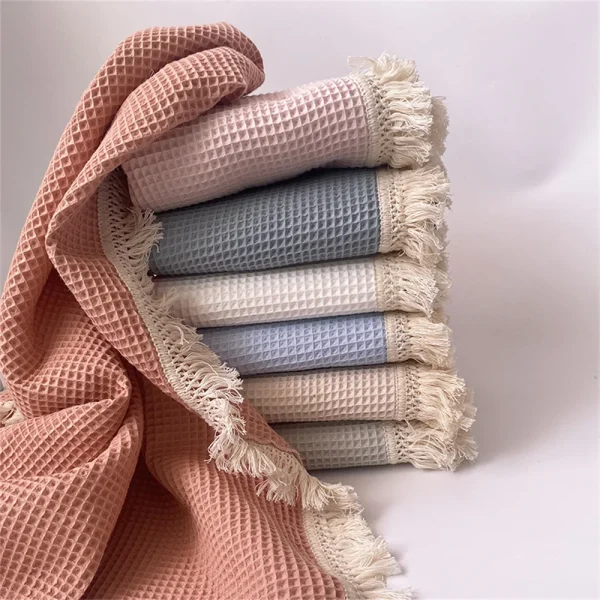 Coperta personalizzata con bordo con frange in cotone waffle di nuovo stile Nome personalizzato Coperta per asciugamano da bagno per bambini Coperta per divano con mantello da ufficio 5