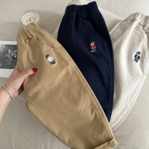 2025 Primavera Ragazze Ragazzi Casual Ricamo Orso Pantaloni di cotone Bambini Bambini Pantaloni morbidi Tre colori 1