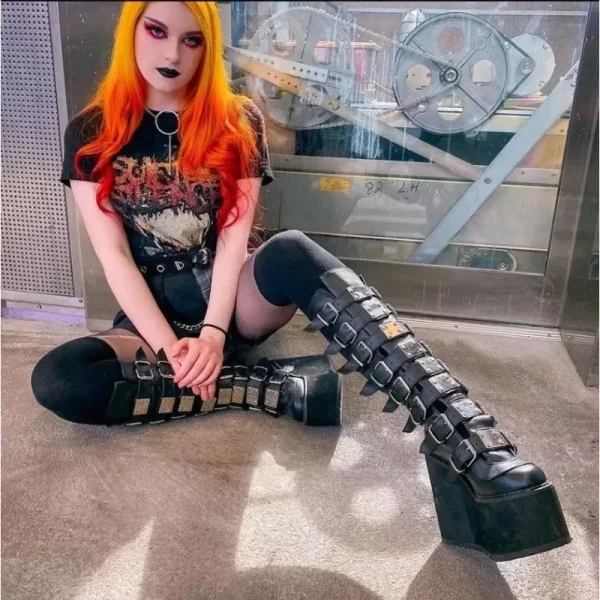 Stivali da donna Cosplay Ladies Tacco alto Zeppe con plateau Stivali alti da donna Cinturino con fibbia gotica Stivali da donna in pelle a tubo lungo Plus Si 6