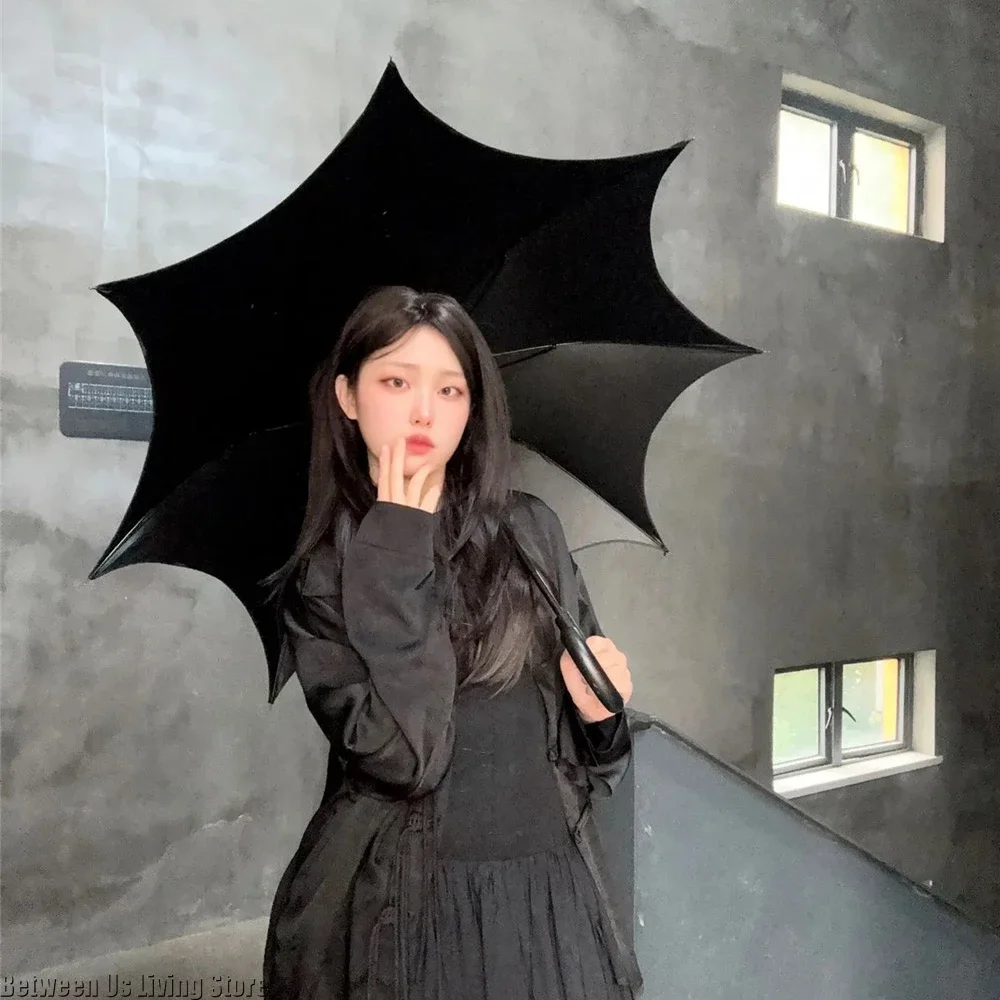 Ombrelli gotici da donna Manico lungo Ombrello automatico a doppio uso per la pioggia del sole Accessorio Lolita scuro Ombrellone in vinile UV per tutte le stagioni 4