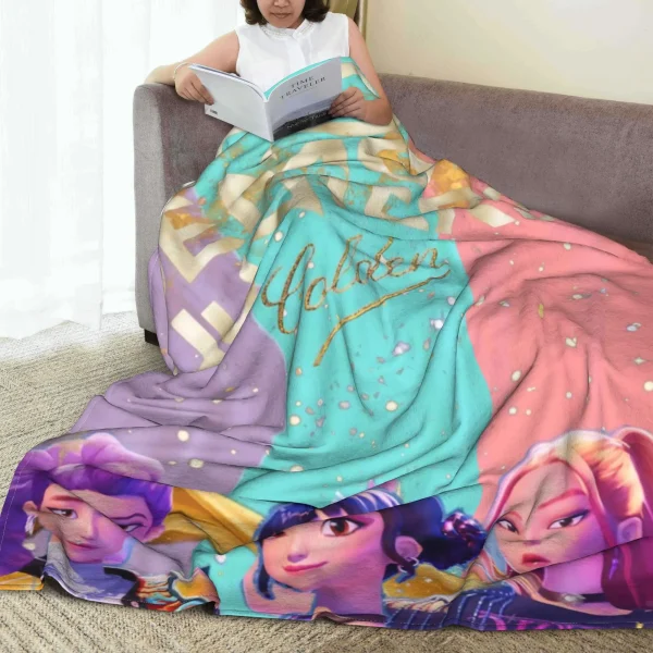kpop Demon Hunters Huntrix Coperta dorata Coperta in peluche con grafica calda per ragazze Ragazzi Soggiorno Copriletto in flanella 4