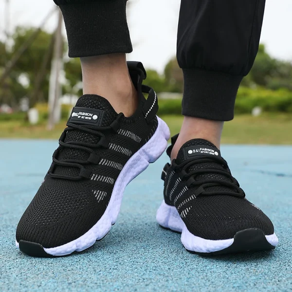 Nuove scarpe da corsa estive con suola morbida da uomo scarpe casual traspiranti in mesh comode scarpe da ginnastica all'aperto versatili alla moda 3