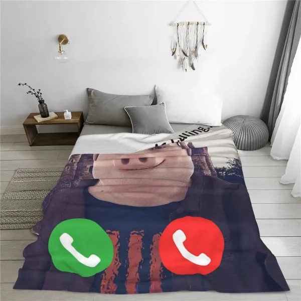 John Pork sta chiamando Coperta morbida e calda in flanella, copertura versatile per letto, soggiorno, picnic, viaggio, divano di casa 3