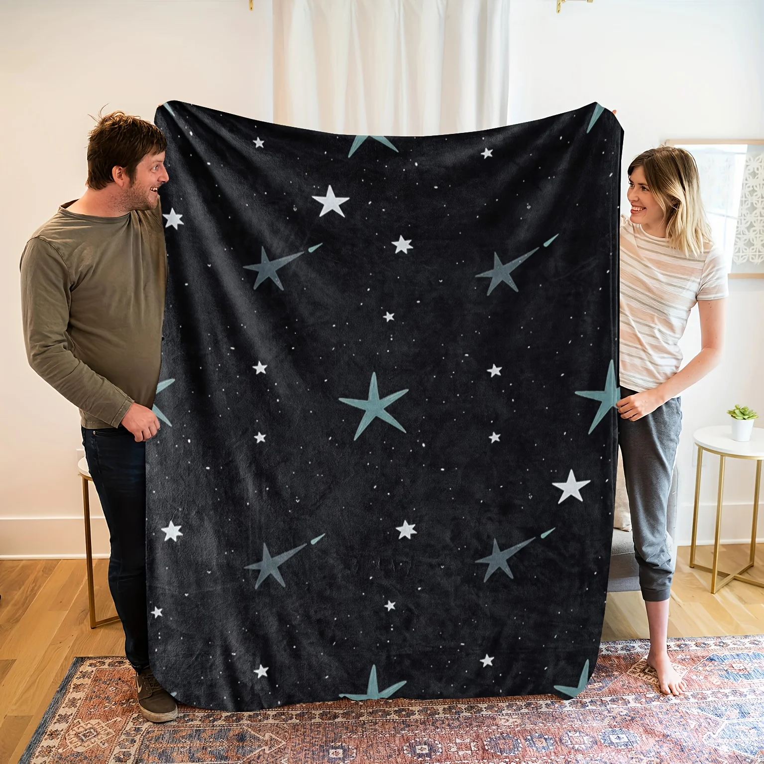 Una accogliente coperta in pile con un design del cielo notturno stellato, realizzata in 100% poliestere morbido e traspirante, perfetta come regalo per la famiglia 1