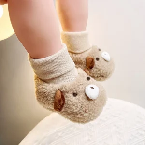 Le scarpe da bambino non cadono, scarpe con tacco, calzini, scarpe da passeggio con suola morbida impediscono loro di cadere 1