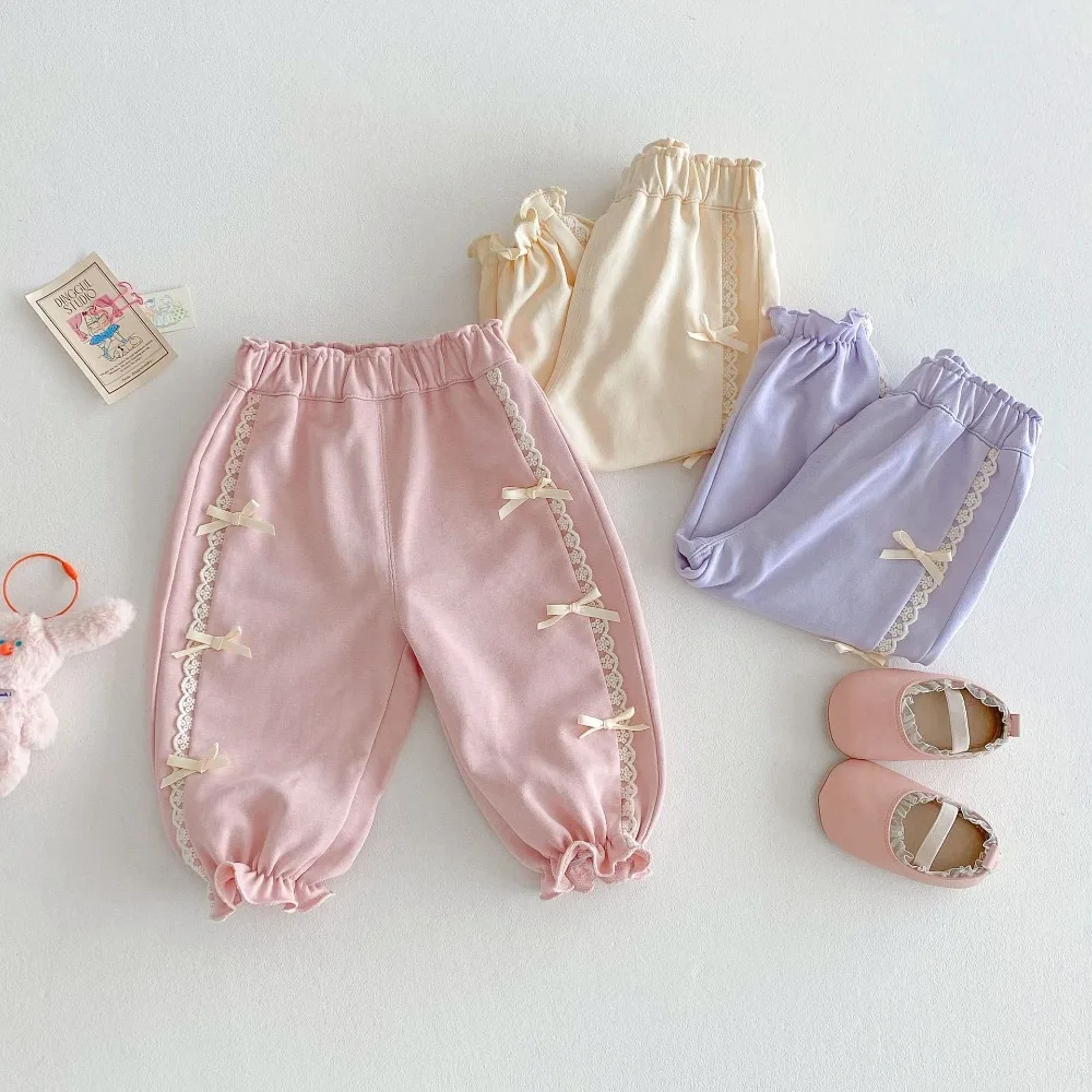 Bear Leader Pantaloni lanterna per ragazze per la primavera 2025 Nuovi vestiti per bambini di età compresa tra 0 e 5 anni Pantaloni in pizzo Pantaloni casual con bordo in pizzo con fiocco per bambini 2