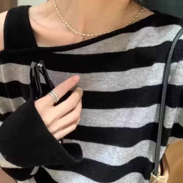 Maglione con spalle scoperte autunno e inverno da donna lavorato a maglia con spalle inclinate a righe irregolari a contrasto Top corto piccolo 1