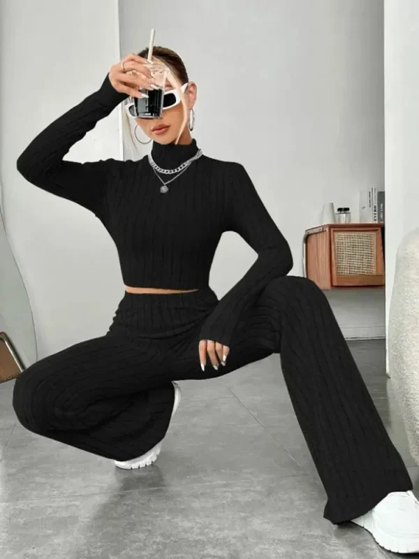 T-shirt ombelico con colletto alla coreana e pantaloni a tromba 4