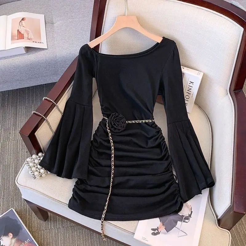 Autunno moda coreana pieghettata tinta unita slash neck manica lunga abito attillato da donna temperamento catena cintura mini abito da donna 2