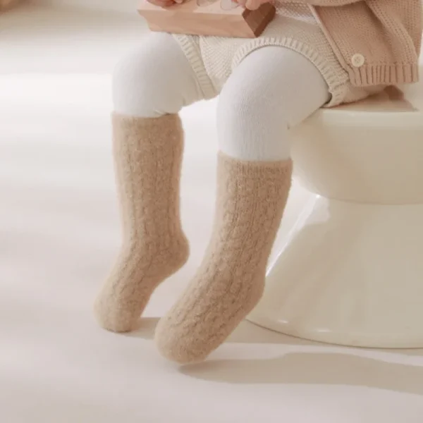 Nuovi calzini per bambini autunnali per ragazze per bambini in pile imbottito in calzini a tubo per bambini tinta unita addensare calzini da pavimento invernali accessori per bambini 2
