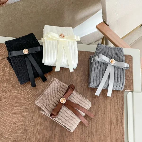 Nuovi calzini a metà polpaccio per ragazze per bambini autunno primavera calze da scuola per bambini in morbido cotone nero bianco calzini con fiocco carino 2