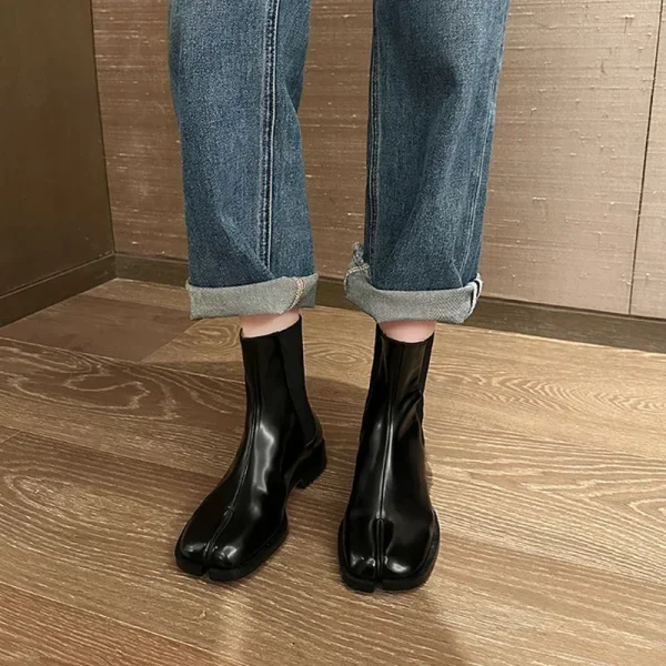 2025 Stivaletti Chelsea elasticizzati Slip On Donna Punta divisa Tacchi bassi Caviglia Botas Feminina Tabi Scarpe Botines invernali in pelle verniciata/opaca 6