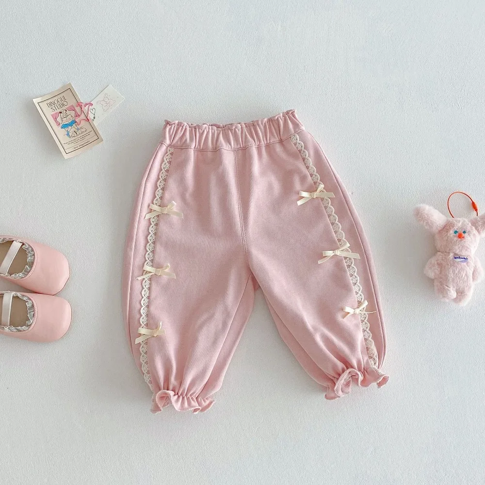 Bear Leader Pantaloni lanterna per ragazze per la primavera 2025 Nuovi vestiti per bambini di età compresa tra 0 e 5 anni Pantaloni in pizzo Pantaloni casual con bordo in pizzo con fiocco per bambini 6