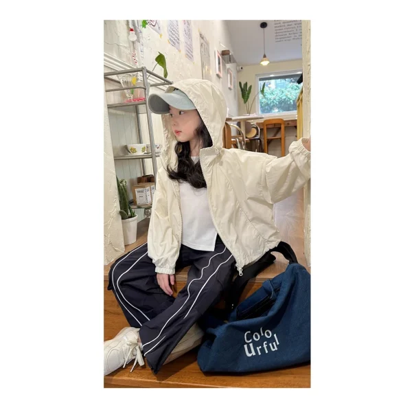 Giacca a vento sottile versione coreana da ragazza Abito primaverile 2025 nuova felpa con cappuccio casual versatile per bambini, giacca di protezione solare 2