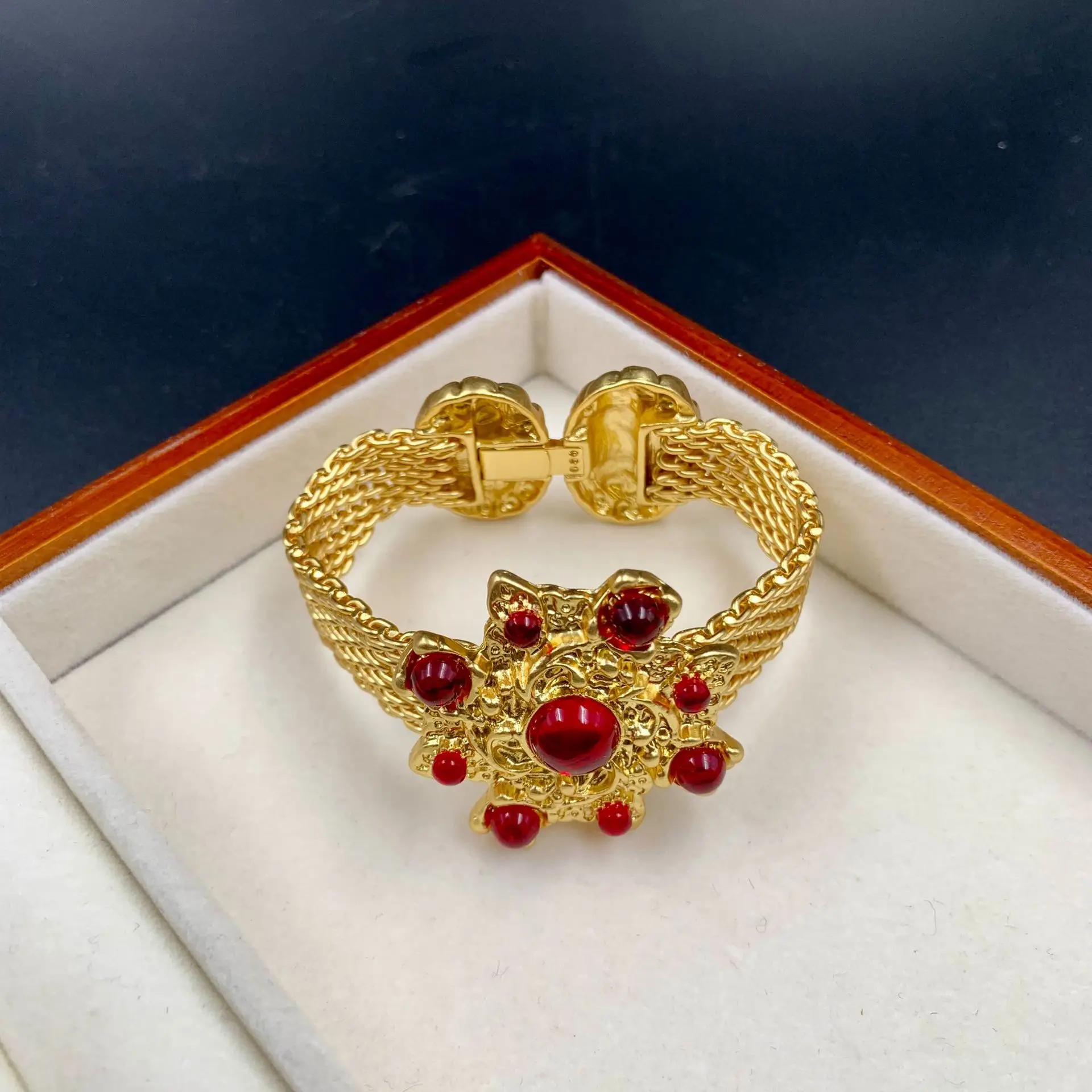 Nuovo braccialetto vintage in vetro rosso elegante del 2025, gioielli di moda di lusso leggeri per le donne 5