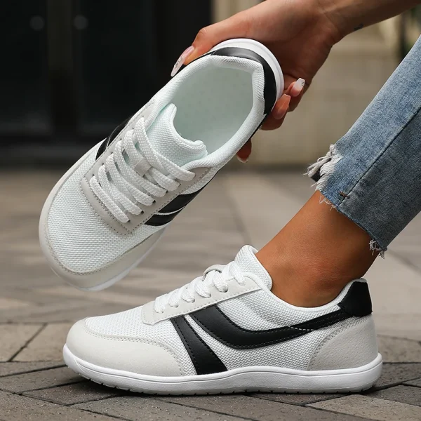 Nuove scarpe da donna a punta larga Casual versatili suola morbida Scarpe larghe per ultime Scarpe da ginnastica da passeggio Mesh traspirante Comode scarpe a piedi nudi 2