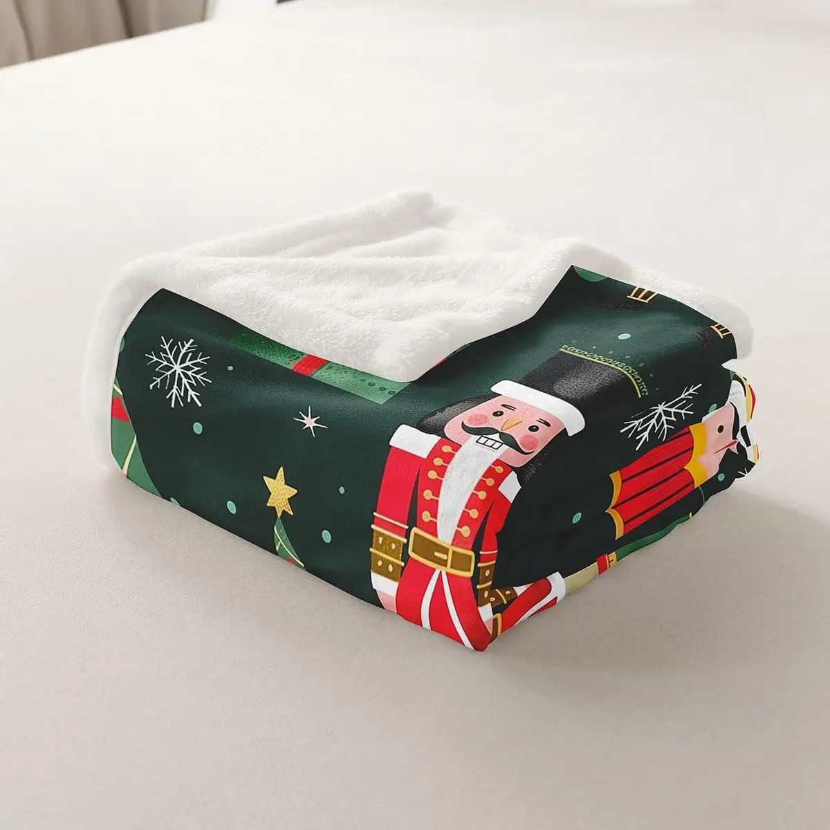 Coperta da tiro in pile di buon Natale ultra morbida per divano letto, coperta Sherpa schiaccianoci dei cartoni animati, fiocchi di neve degli alberi di Natale 4