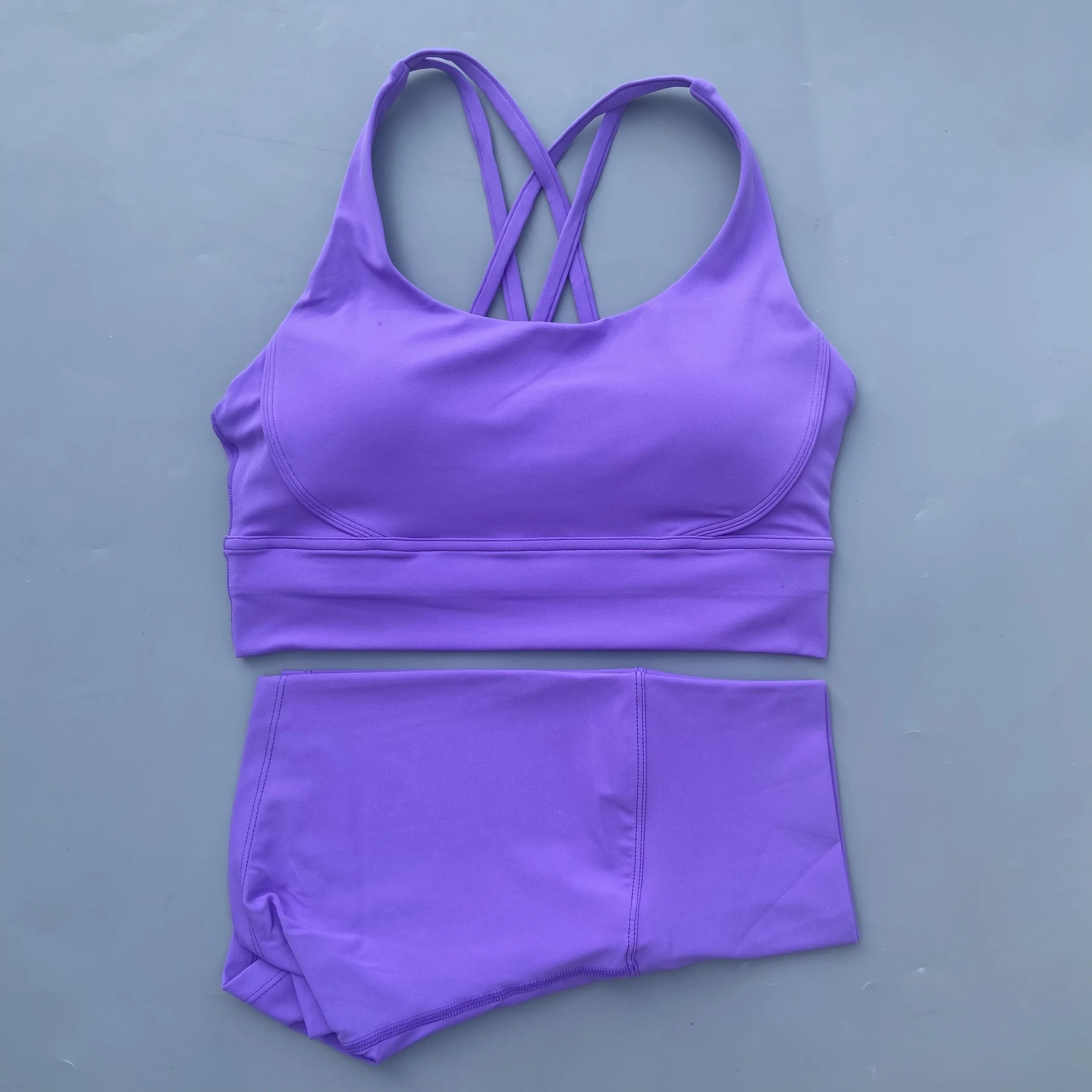 Set da yoga per bici da palestra tinta unita Legging corto + reggiseno sportivo incrociato Tuta da ginnastica per donna Allenamento completo da jogging 3