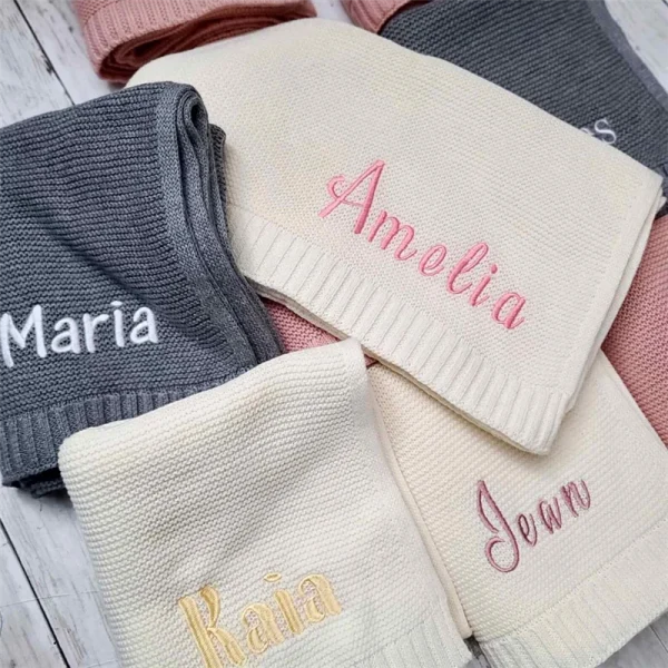Nome personalizzato per bambini Coperta per bambini ricamata Coperta per neonati appena nata Passeggino Swaddles Biancheria da letto coperta lavorata a maglia in cotone traspirante 4