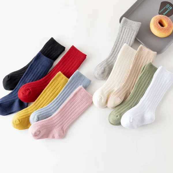 Nuovi calzini per bambini Solid Kids Infant Girls Boys Calzino alto al ginocchio Ragazza per bambini Calzino lungo a righe in cotone solido per bambini 0-5 anni 2