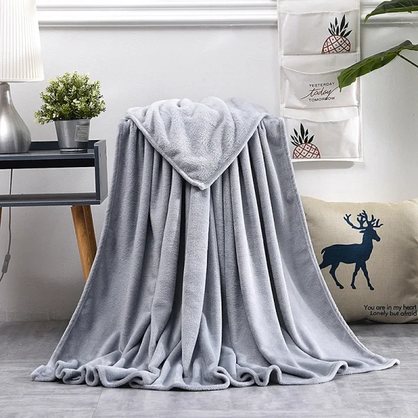 Coperta in flanella tinta unita Morbida coperta in velluto di corallo caldo Coperta invernale per divano Ufficio Aria condizionata Coperta per pisolino yoga 6