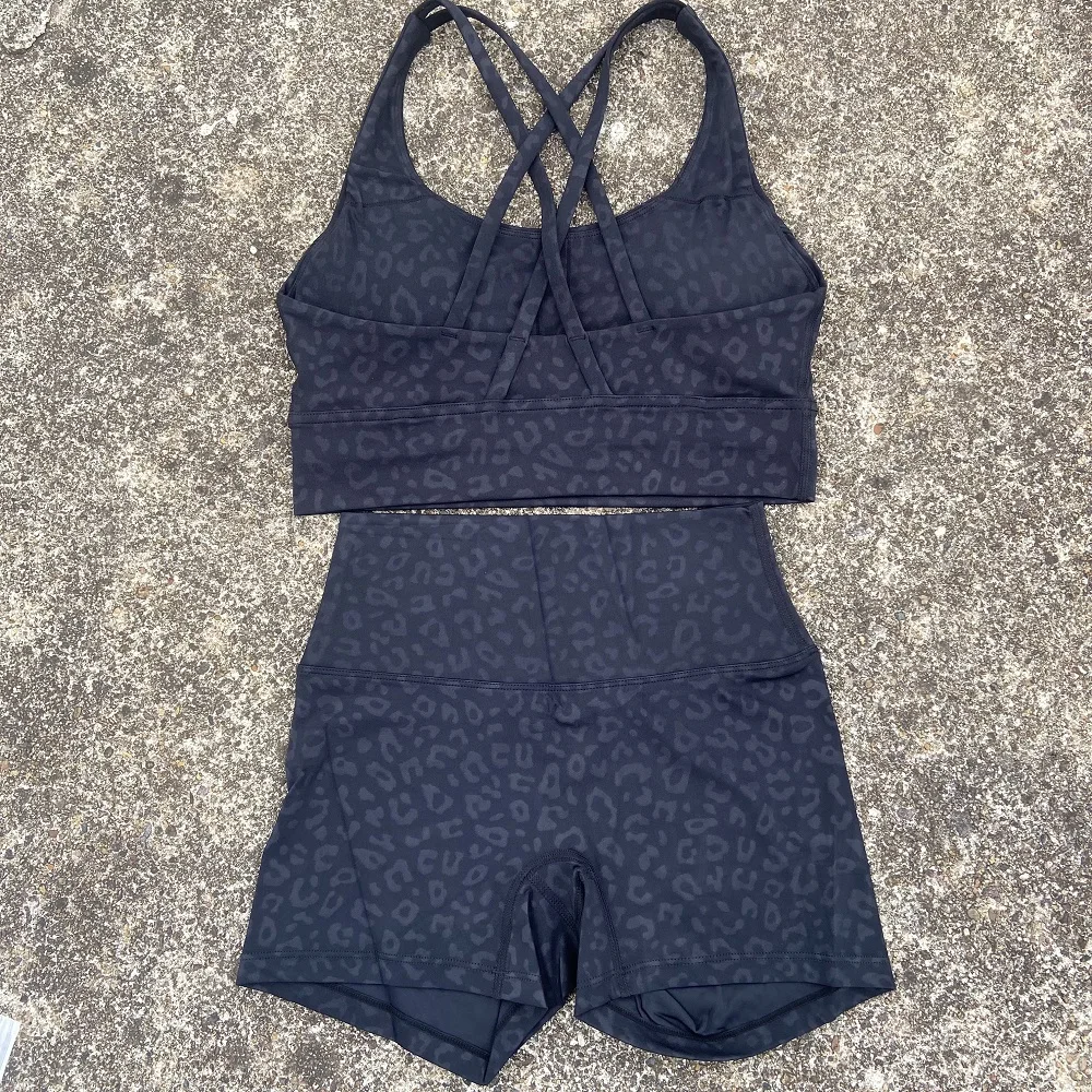 Set da yoga per bici da palestra tinta unita Legging corto + reggiseno sportivo incrociato Tuta da ginnastica per donna Allenamento completo da jogging 6