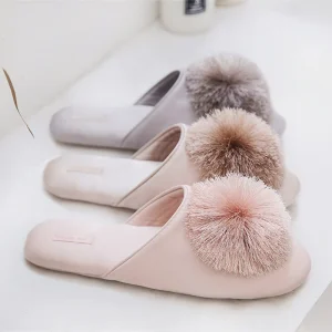 Pantofole in raso da donna alla moda con palla di peluche Pantofole da camera da letto piatte per pavimenti interni sottili e freddi 1