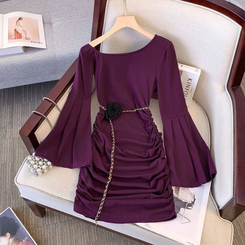 Autunno moda coreana pieghettata tinta unita slash neck manica lunga abito attillato da donna temperamento catena cintura mini abito da donna 5